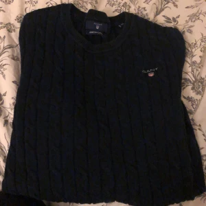 Ganttröja  - Kabelstickad ganttröja i storlek Xs, i nytt skick. Blir 194kr med frakt!