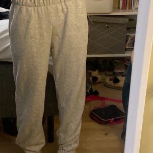 Brandy melville - Säljer dessa brandy melville sweats som jag köpt för ett tag sen. Använda ganska mycket. Tvättade och inga fläckar eller håk. Säljer pga att dom blivit för små och för korta för mig. Kom privat vid intresse eller för mer bilder och info! Buda i kommentarerna från 60 kroner!<3