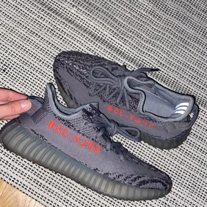 Adidas Yeezy Boost 350 V2 Beluga 2.0  - Är i gottskick , har kvittot kvar. Säljer den då den inte kommer till någon användning. Fler bilder kan skickas ☺️