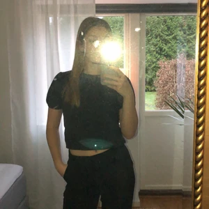 Kortärmad stickad tröja från ZARA - Kortärmad stickad tröja från Zara i grå färg, storlek S. Bra skick. Knappt använd!