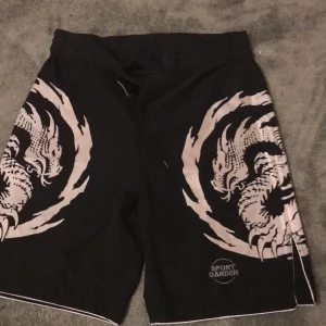 träningsbyxa för kickboxing - träningsbyxa för kickboxing eller annan kampsport, använda Max 4 gånger, fårn en klubb som heter sportgarden, är i storleken xs 