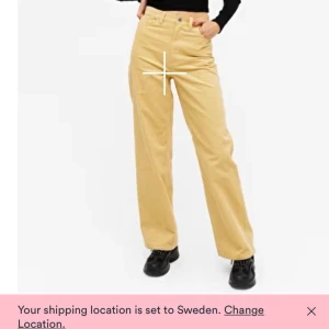 Manchester byxor  - Ett par gula manchester byxor från Monki! Säljer pga att de inte kommit till så stor användning. Frakt tillkommer! 