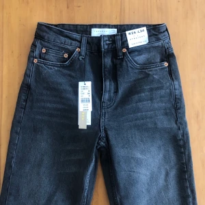Top shop oanvända w26 - Hög midja och super najs rak modell dock råkade jag köpa för små för mig är mer en 27a! W26L34