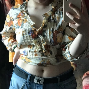 Blommig sommar tröja köpt secondhand  - En super sval och skön tröja med blommotiv, på bilderna har jag knutit upp den. Köparen står för frakt kring 22kr eller så kan jag mötas.    