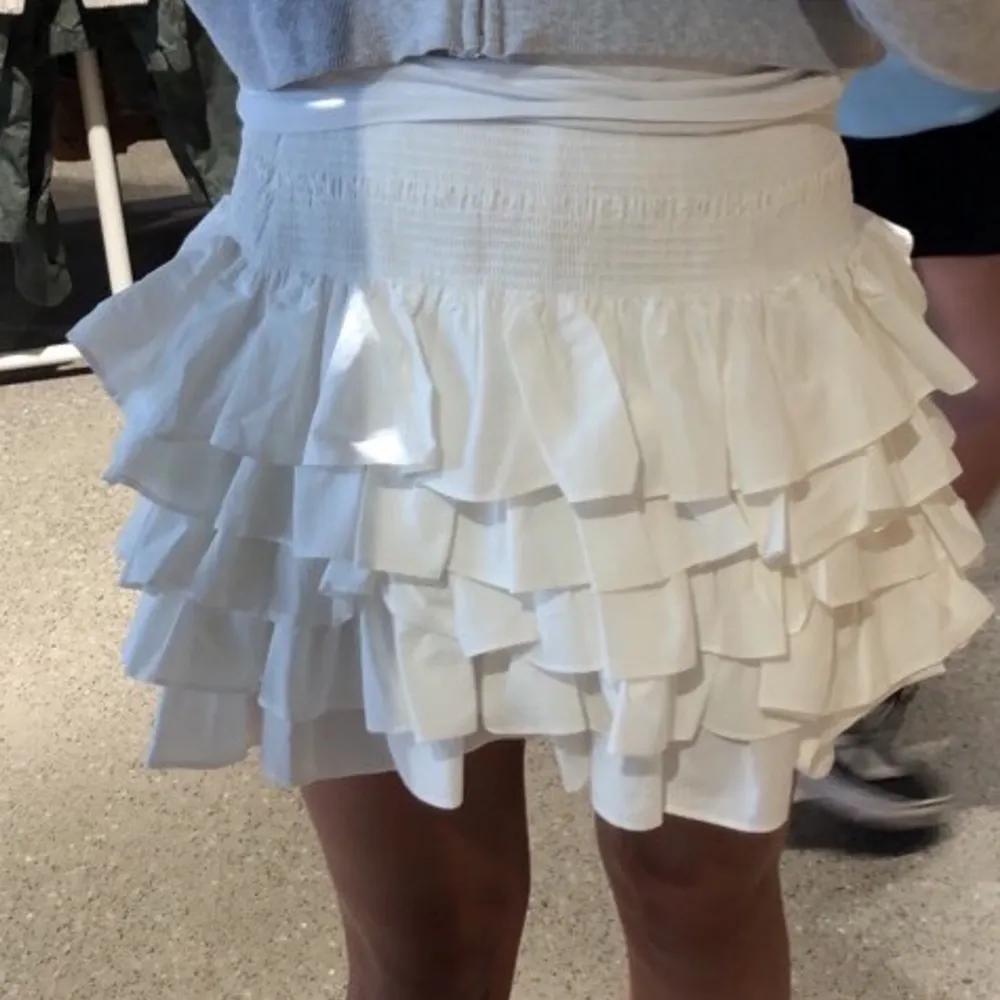 Fin kjol från HM! Säljer för att den är för stor för mig som är xs, inte använd utan bara prövad💓🙌 Nypris: 400kr. Kjolar.