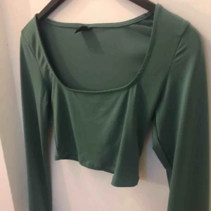  - Jättefin kort långärmad tröja med ”fyrkantig” urringning.💚
