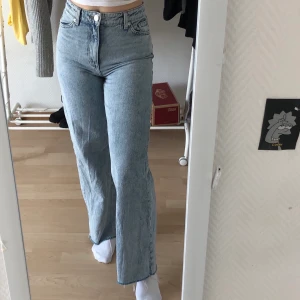 Jeans - BUDA I KOMMENTARERNA! Priset ligger just nu på 320 inkluderat frakt 💘 Jeans från monki i modellen Yoko. Använda ett fåtal gånger, bra skick! Har klippt dem så att de passar mig som är 164 i längden 🥰 
