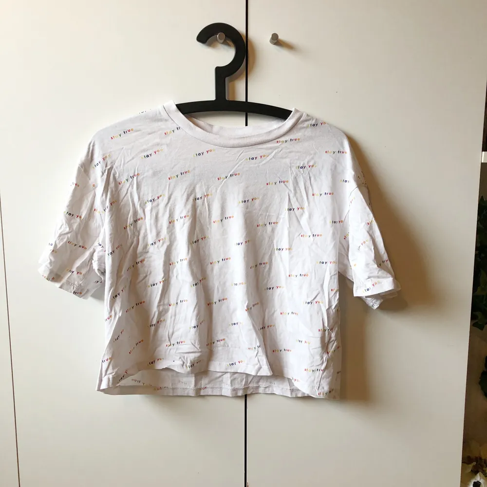 ganska baggie croppad tröja / croptop med trycket ”stay true” och ”stay you” i regnbågsfärgade bokstäver utspritt över hela. storlek S men passar nog upp till L (men sitter då tajtare alltså). T-shirts.