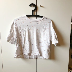 croppad tröja / croptop  - ganska baggie croppad tröja / croptop med trycket ”stay true” och ”stay you” i regnbågsfärgade bokstäver utspritt över hela. storlek S men passar nog upp till L (men sitter då tajtare alltså)