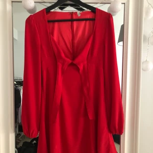 superfin röd klänning  - jättefin klänning som jag endast använt en gång, säljer då den är lite liten 🥰 man knyter den vid bröstet & det finns dragkedja bak. storlek 34. 100kr exklusive frakt. 