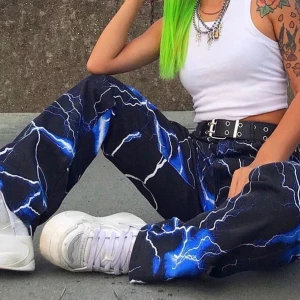 Blixtbyxor  -  Byxor från gen z labs i storlek S⚡Bekväma och snygga men tyvärr för små för mig. Har endast testat de på så i princip oanvända💕 Frakt 66kr.