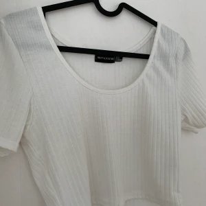 Ribbad vit topp - Fin ribbad vit topp ifrån prettylittlething, använd en gång 💕