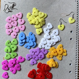 Supersöt trendiga örhängen🤩🥰💕 - Egen gjorda örhängen i hjärtan form, finns många färger❤️🧡💛💚💙💜🤍costume made🤩💜😉, 29kr + frakt (för ett par)💗