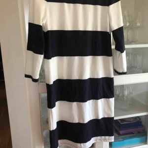  - Fin klänning från VILA STL S dragkedja baktill Mjukt stretchig material  Fint skick  Oanvänd  Blå/vit randning 