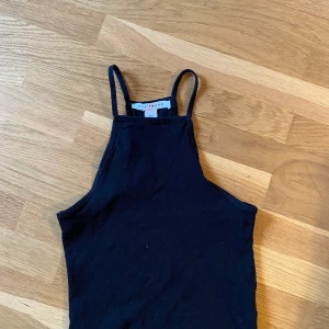 Gullig croptop - Gullig croptop från Nelly i storlek xs 