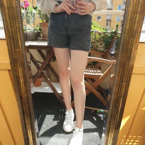High wasted shorts - Ett par svarta, wigh wasted shirts från weekday i modellen eva. Köpta förra sommaren. De är skitsköna, snygga och har så gott som nya. Ett riktigt kap! Midjan på shortsen mäter 76cm