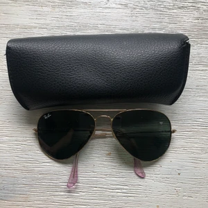 Rayban aviator - Säljer ett par äkta Rayban aviator i prima skick! Tillkommer ett fodral men det är inte det ursprungliga fodralet som hör till de klassiska solglasögonen. 