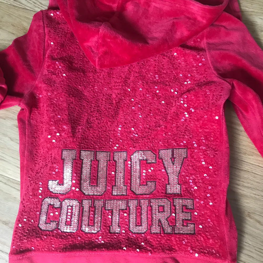 Huvtröjor från Juicy Couture i väldigt bra skick. Tröjan är i strl XS.  Kan mötas i Göteborg eller skicka, isåfall står köparen för frakten.. Hoodies.