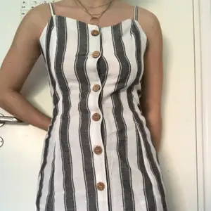 jättefin klänning från tally weijl. köpt i Italien, aldrig använd, lappen sitter kvar! 💫 frakten ingår i priset🤍