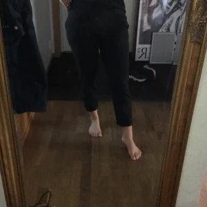 Supersköna kostymbyxor! - Kostymbyxor från forever21! Knappt använda och säljer dem pga för små! Kan mötas upp i Stockholm annars står köparen för frakt