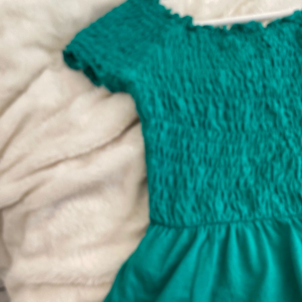 Grön off shoulder, volang topp från Gina Tricot Färger är dock finare i verkligheten än vad bilderna visar Kontakta mig vid mer frågor eller bilder. Toppar.