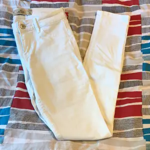 Nästan helt nya Hollister jeans. Använda en gång men nu är dom för små. Inga märken eller skador. Frakt står köparen för.