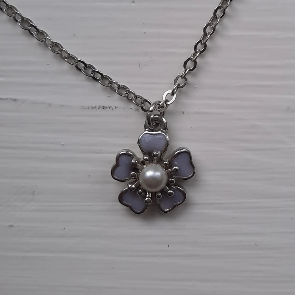 Halsband med lila blomma