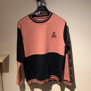 Karl Kani crewneck - Tröjan är i storlek L, men passar M jättebra!! Använt den bara 1 gång och den luktar till och med butik! Kan träffas i Jönköping eller skicka dit du bor! (Frakt: 63kr)