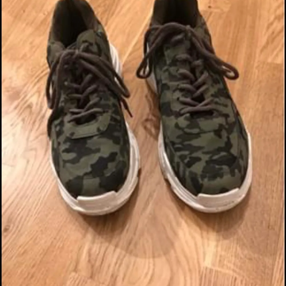 Coola camo sneakers som är sparsamt använda. Skor.