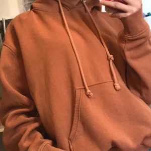 Hoodie weekday - En hoodie i weekdays gamla modell som de inte säljer längre. Tröjan är i rätt så gott skick och jättebekväm! Du betalar frakten men möts gärna upp i Stockholm för enkelhetens skull!
