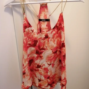 Bik bok topp, strl S - Fin sommartopp i fint skick. Använd en gång. Sval i sommarvärmen! 