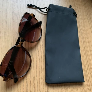 SOLGLASÖGON  - Säljer för att tycker inte att de passar just mig. De är helt nya och i bra kvantitet. Köparen står för frakt 🚛. (Kan mötas upp i Karlstad och Kristinehamn) ev: Karlskoga och Väse också 🛍🚚🚛💚