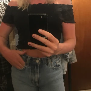 Svart asnygg topp!!!;))) - Topp köpt från newyorker🖤 Vädligt användbar i sommar och till många plagg🖤🖤 Storlek L men skulle säga S (har vanligtvis xs/s) så skulle säga den  är liten i storleken! Köparen står för frakt!