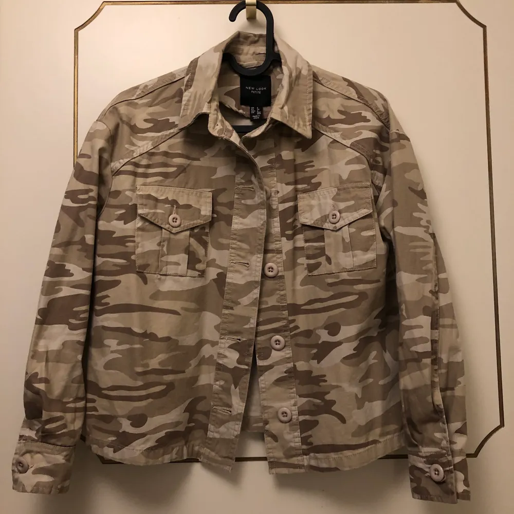 Aldrig använd, militärmönstrad skjortjacka i storlek 34/XS. Jackor.