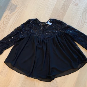 Blus - Blus från Nelly som har använts max 3ggr. Storlek 34 & säljer för 70kr. Frakt tillkommer 🌸