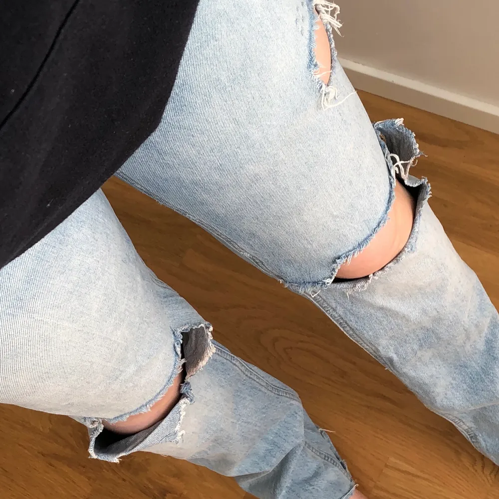 Säljer dessa ursnygga jeans från Zara! Storlek 40, men har krympt i tvätten (anledningen till varför jag säljer) så passar 36/38. I perfekt skick! Långa i benen, passar mig som vanligtvis har 32/34 i längd. Möts upp i Sthlm, annars står köparen för frakt.. Jeans & Byxor.