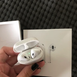 AirPods  - Ungefär 1 år gamla airpods. Skalet är något repigt och den högre har något sämre ljud än den vänstra (därav priset) men annars inga defekter! (Frakt ingår) Boxen följer med 