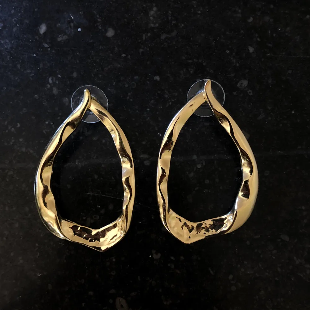 Riktigt snygga guld hoops!                                                                  Meddela mig vid intresse! Budgivning om fler är intresserade! . Accessoarer.