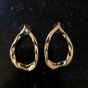 Guld Örhängen - Riktigt snygga guld hoops!                                                                  Meddela mig vid intresse! Budgivning om fler är intresserade! 