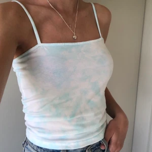 Tie-dye färgat linne  - Ett supersnyggt tie-dye färgat linne. Har aldrig använt så det är nyskick. Frakt tillkommer på 22kr. 