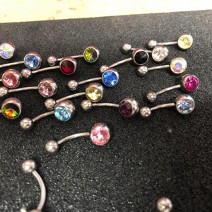 Navelpiercing  - Fina navelpiercingar från företaget Laboro. Finns i titan och i kirurgiskt stål. Superfina piercings smycken i bra kvalitet till sjukt billiga priser😊. Hör av er vad just du söker för piercing. 29kr styck