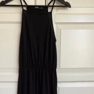 Långklänning - Svart långklänning i skönt material! Bra skick, men får inte användning för den 💖
