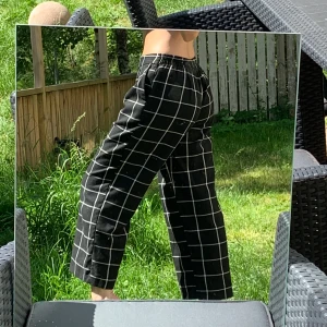 Rutiga byxor  - Rutiga jätte mysiga byxor från New Look. Knappts använda. Jag är 163 lång. Frakt tillkommer men kan även mötas upp i Göteborg. 