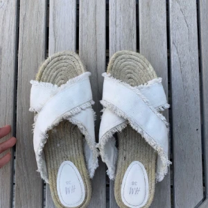 H&M skor  - Vita skor ifrån H&M, passar en 37a också! 150kr + frakt💜 