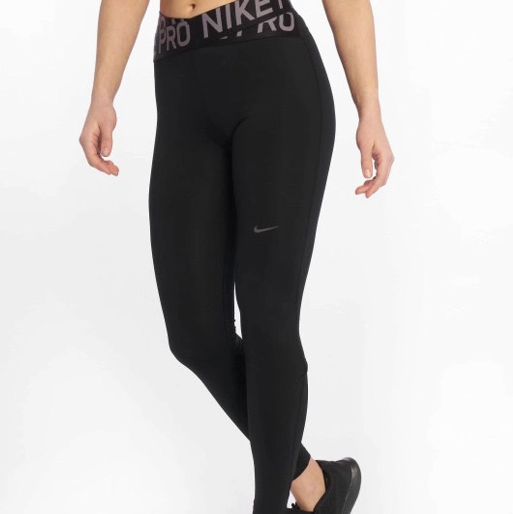 Jättesnygga tights från Nike, av modellen intertwist/crossover. Säljes pga tyvärr blivit för små för mig i midjan (är en storlek S). Sparsamt använda ca 8 gånger, köptes för ca 300kr och jag säljer för 70kr (kan diskuteras). Köparen står för frakt😇. Jeans & Byxor.