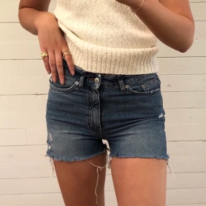 Shorts med slitningar - De perfekta jeans-shortsen. Funkar lika väl för en dag på stan som på stranden. Råa ”kanter” på slutet av benen. Bra skick trots slitningarna ;) Hör av er vid intresse! 💙