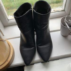 Ett par ”pointy boots” från Anna Field! Inköpta för ca 400kr. Använda i ca 1 år men fortfarande helt oskadda. (Frakt medräknat i priset) 