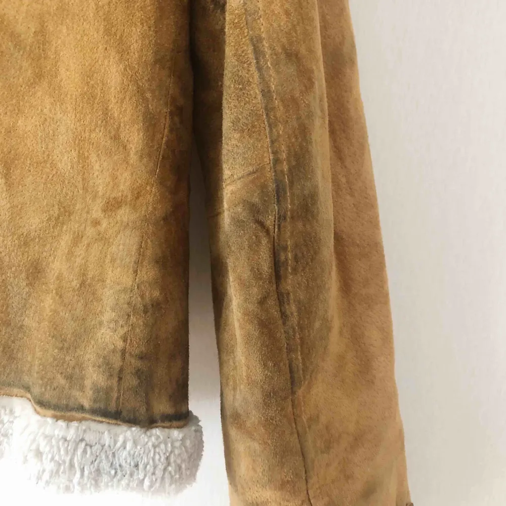 Women’s suede jacket. Has some discolouring on the right hand sleeve, just need a good clean (if you know how). Jackor.
