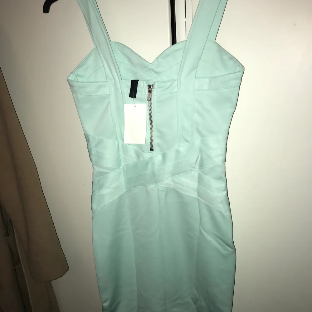 Säljeren superfin pastellklänning från H&M. Aldrig använd, prislapp och plastpåse kvar. Modellen är som fordralklänning. Begäran om bild på hur den sitter undanbedes då jag ej kan få på den pga för liten strl.. Klänningar.