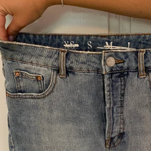 Jeansshorts  - Jeansshorts. Knappt använda. Köparen står för frakt.